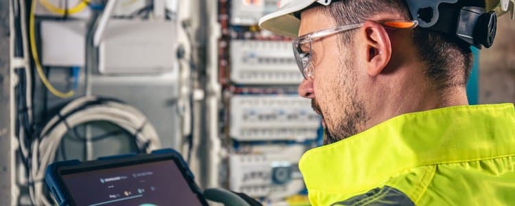 The Last-Mile Data Problem: When Your Frontline Can’t Enter the Data Your KPIs Depend On